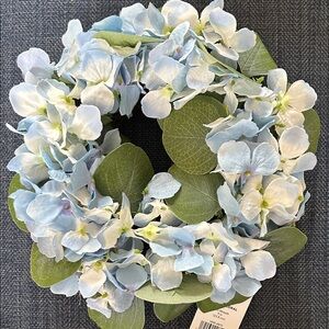 9 inch mini wreath, beautiful blue hydrangea look, perfect for spring! NWT Bloom